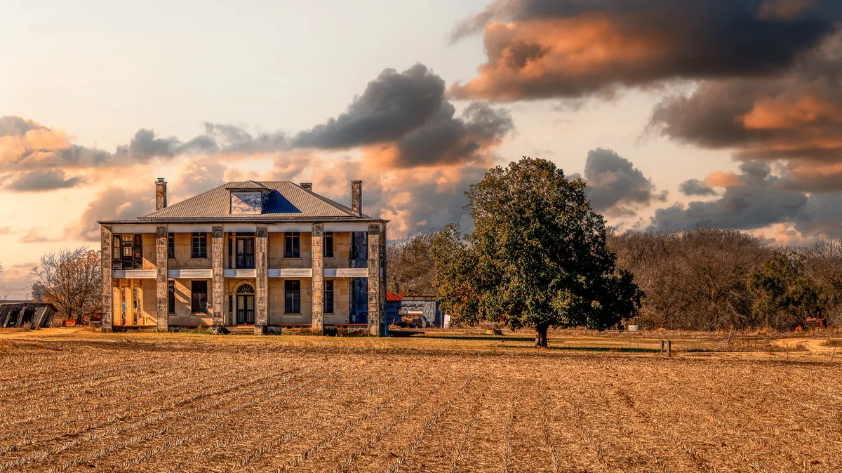 Fotografia de uma casa associada ao filme O Massacre da Serra Elétrica, em Granger, Texas