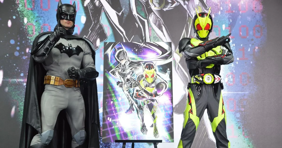 Batman e Kamen Rider Zero-One durante evento de anúncio de LEGENDS UNITE no Japão