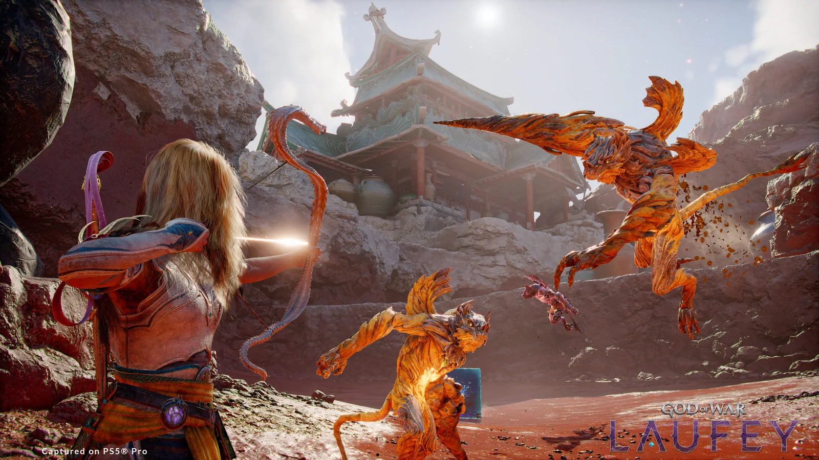 Faye usando o Arco de Serpente durante combate em God of War Laufey