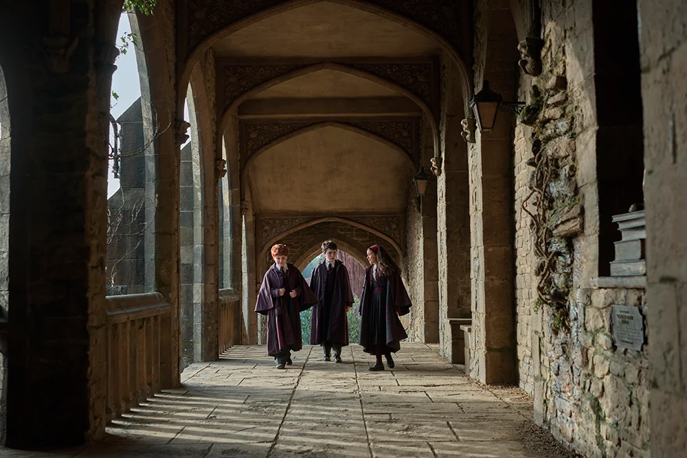 Harry, Ron e Hermione em Hogwarts na nova série Harry Potter da HBO