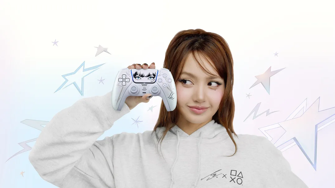 LISA segurando o DualSense de edição limitada criado com a PlayStation